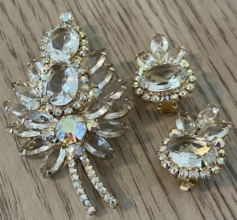 Front view of Clear Oval Brooch