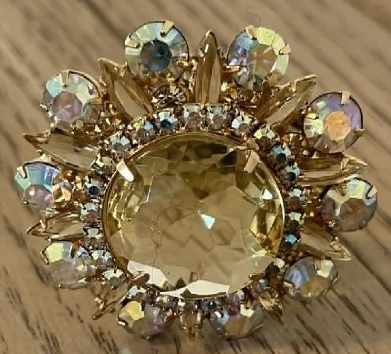 Front view of Clear Dentelle Pin Pendant
