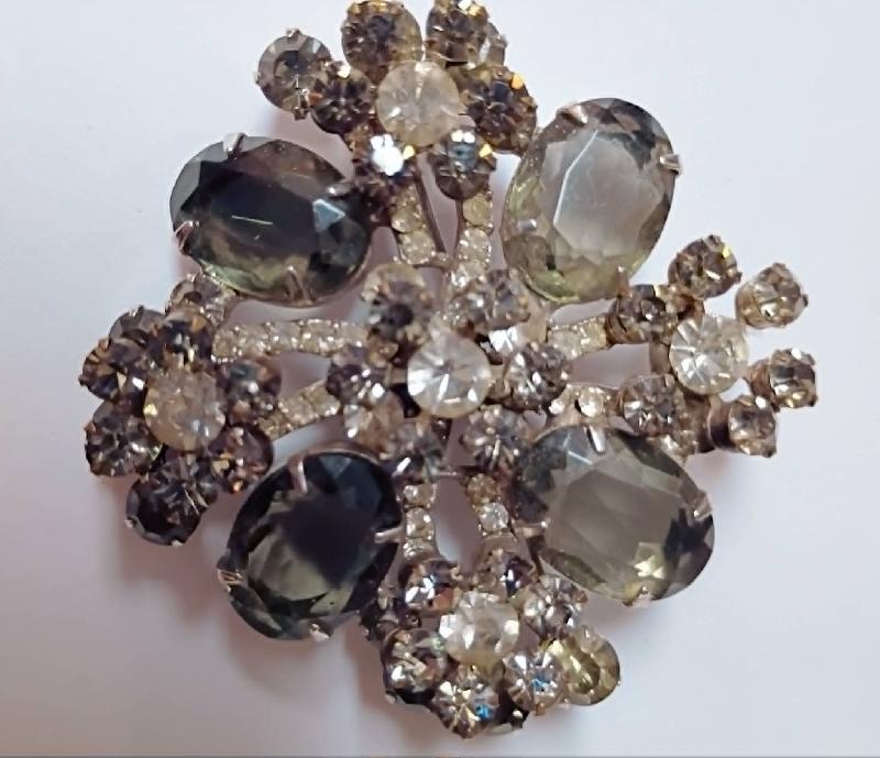 Front view of Gray (black Diamond) Oval Brooch