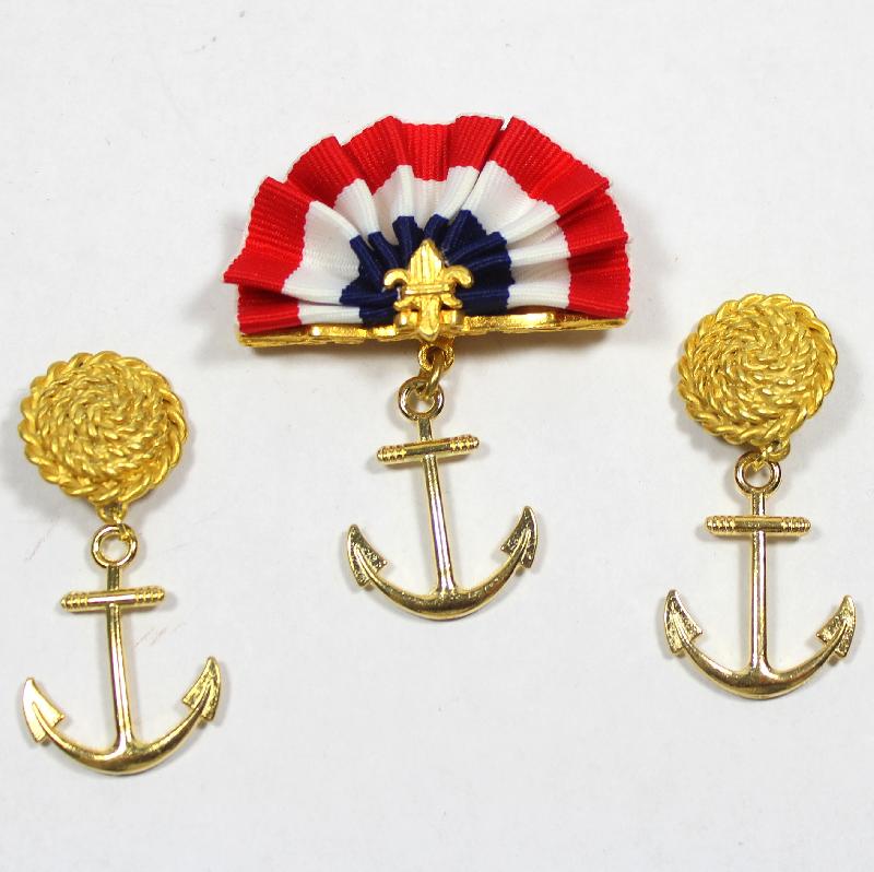 Front view of Patriotic Brooch