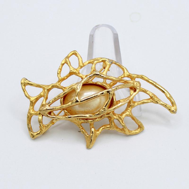 Front view of White (chalk Or Milk) Cabochons Pearl Brooch