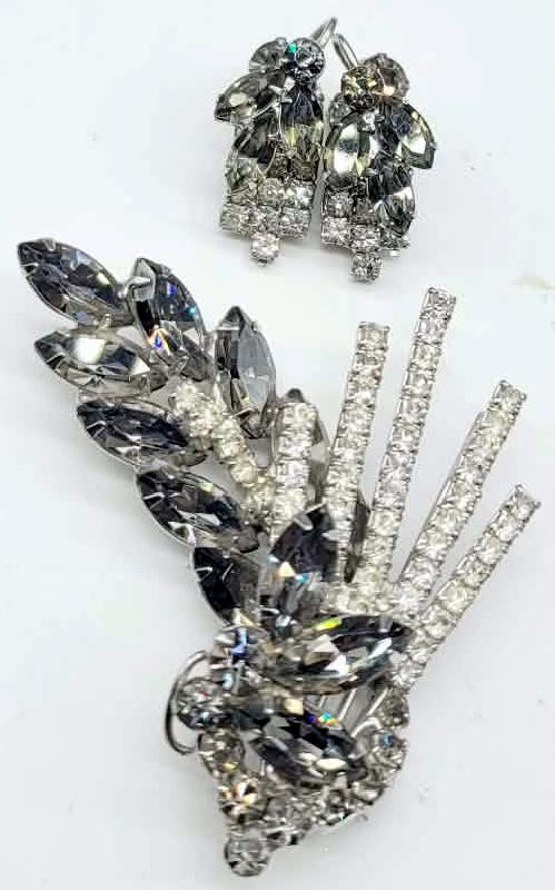 Front view of Gray (black Diamond) Navettes Earrings Clip