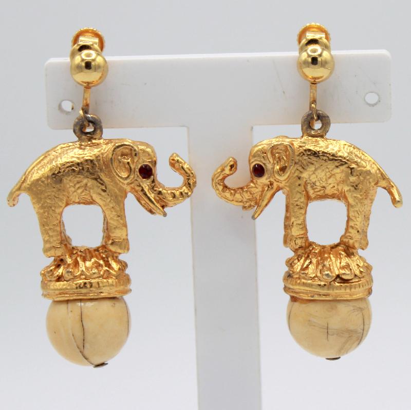Front view of White (chalk Or Milk) Plastic Earrings Clip