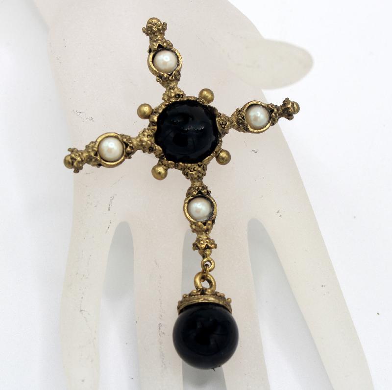 Front view of Black (jet) Cabochons Plastic Pin Pendant