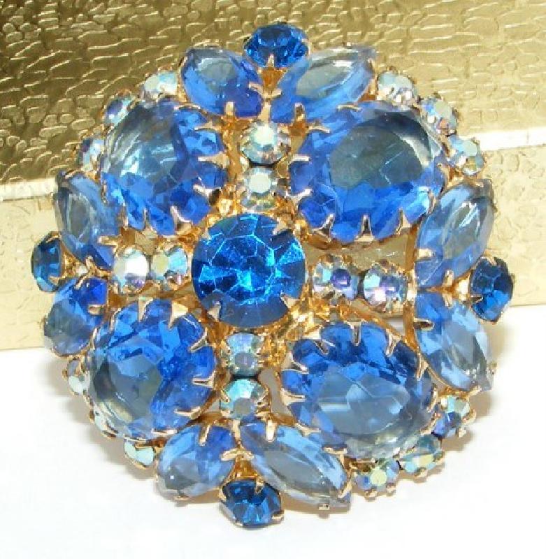 Front view of Blue Oval Brooch