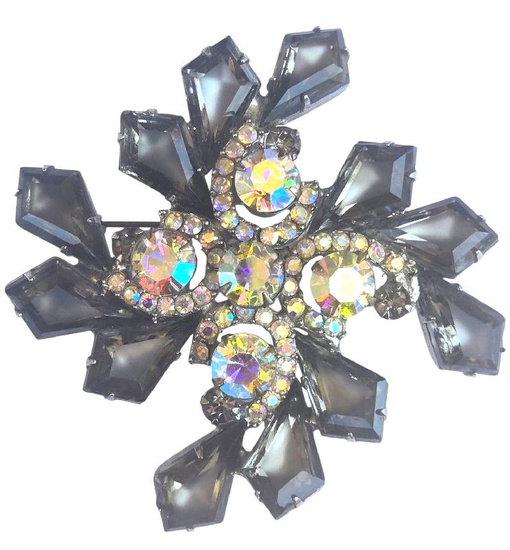 Front view of Gray (black Diamond) Kite Frosted Brooch