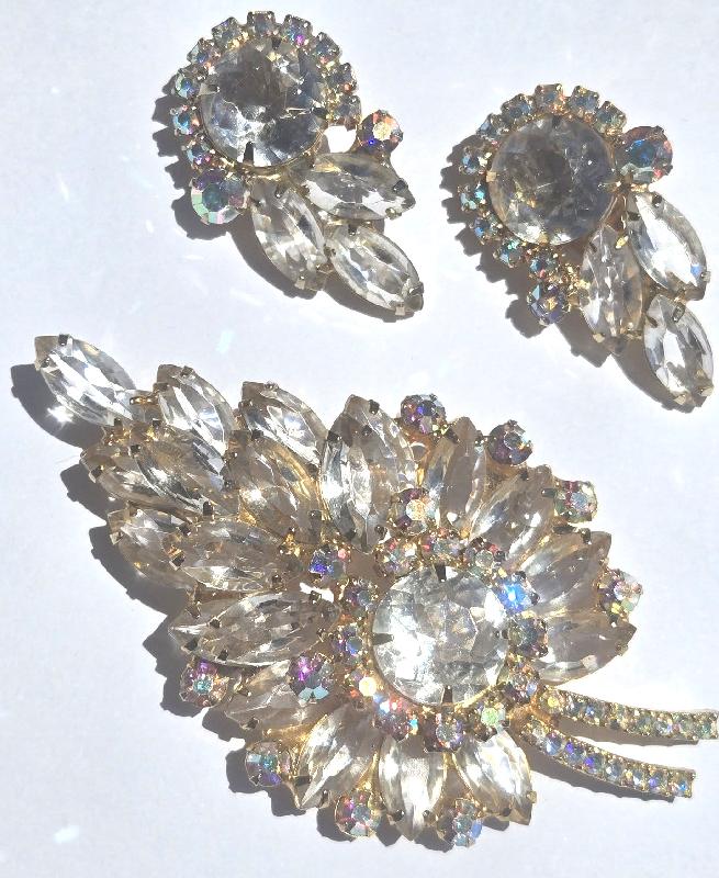 Front view of Clear Dentelle Earrings Clip