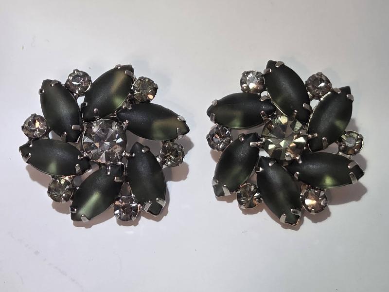 Front view of Green Cabochons Frosted Earrings Clip