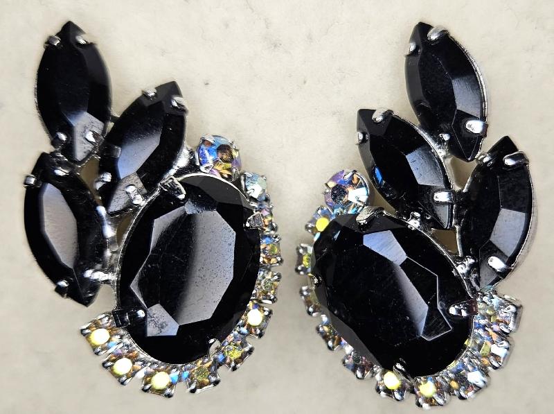 Front view of Black (jet) Oval Earrings Clip