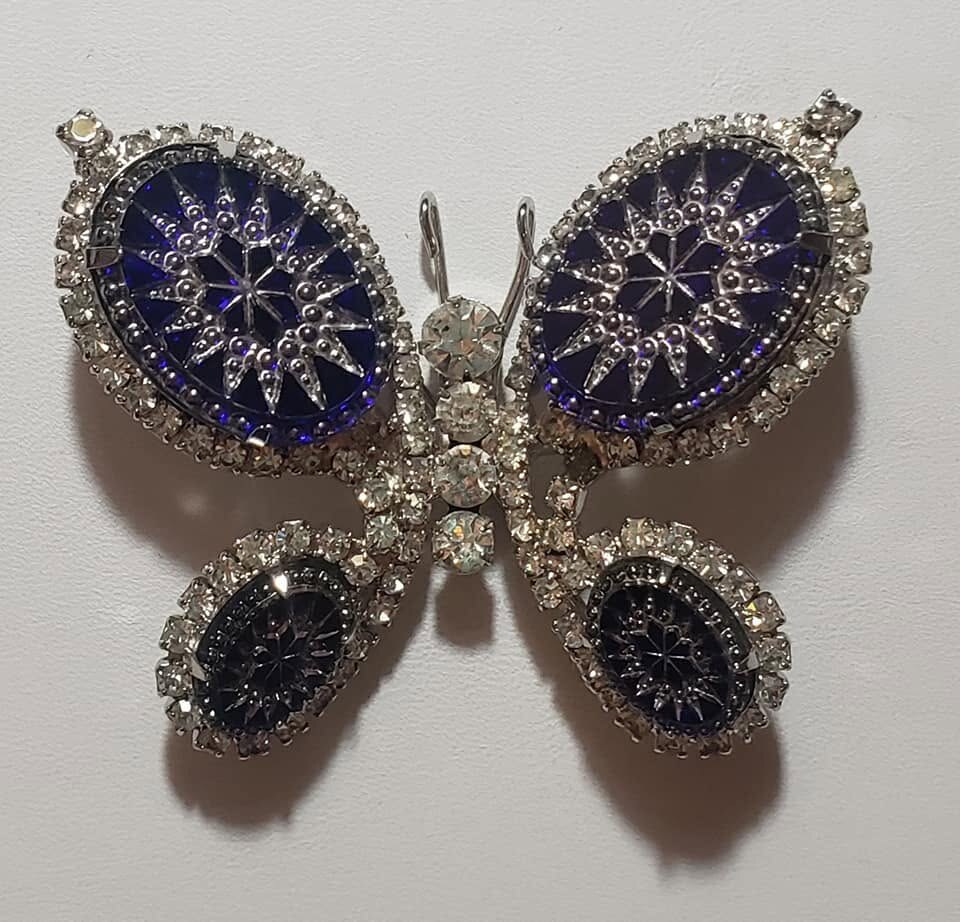 Front view of Blue Oval Molded/Cut Brooch