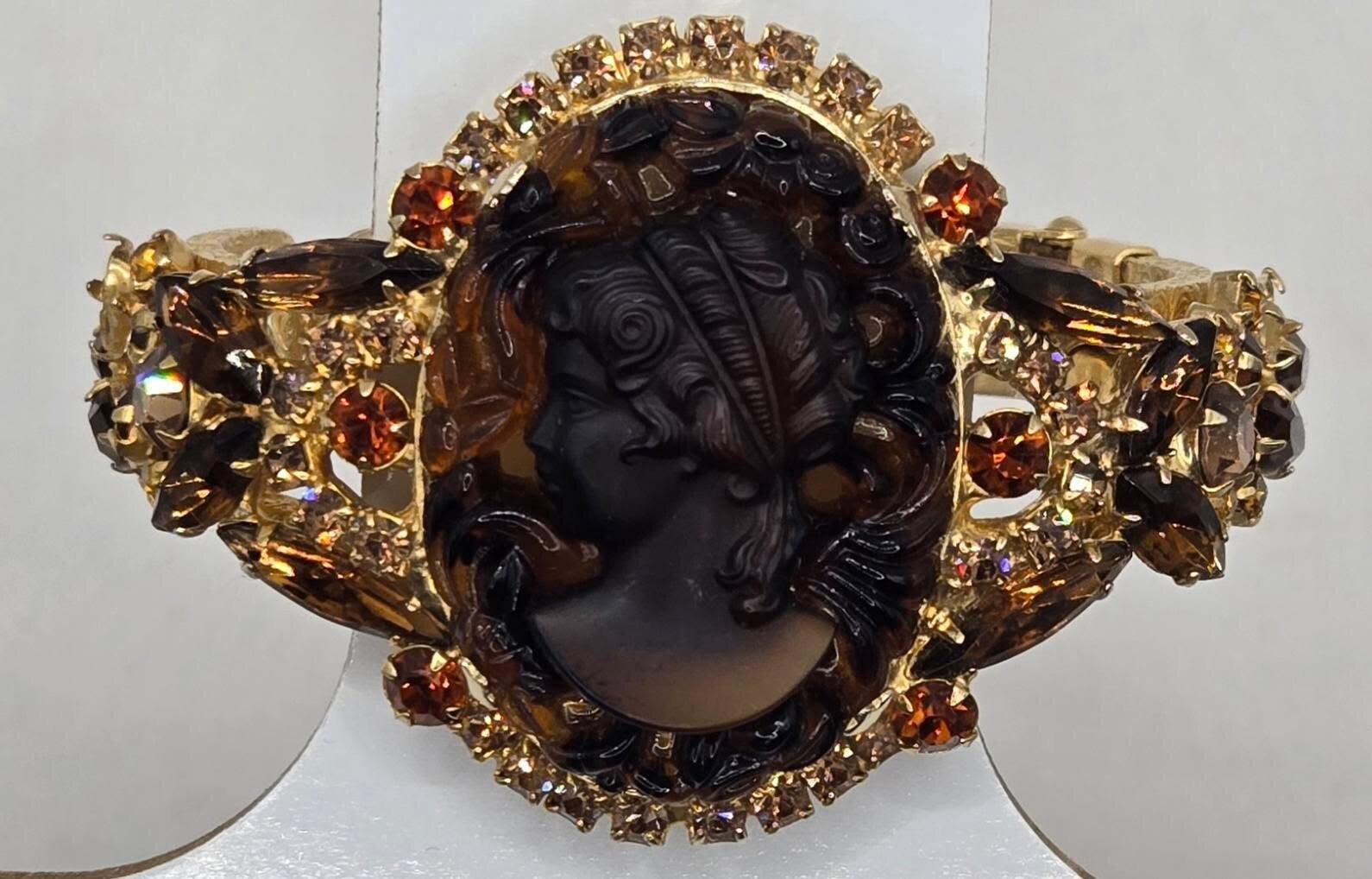 Front view of Topaz Oval Molded/Cut Bracelet Clamper