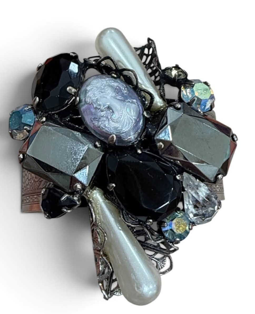 Front view of Black (jet) Pear Pearl Bracelet Cuff