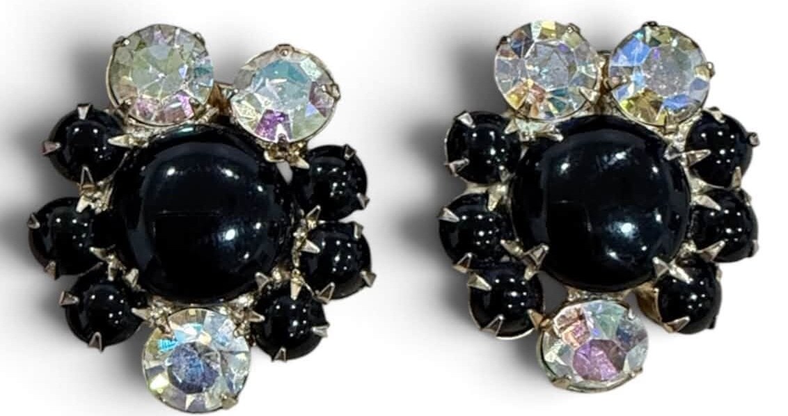 Front view of Black (jet) Cabochons Earrings Clip