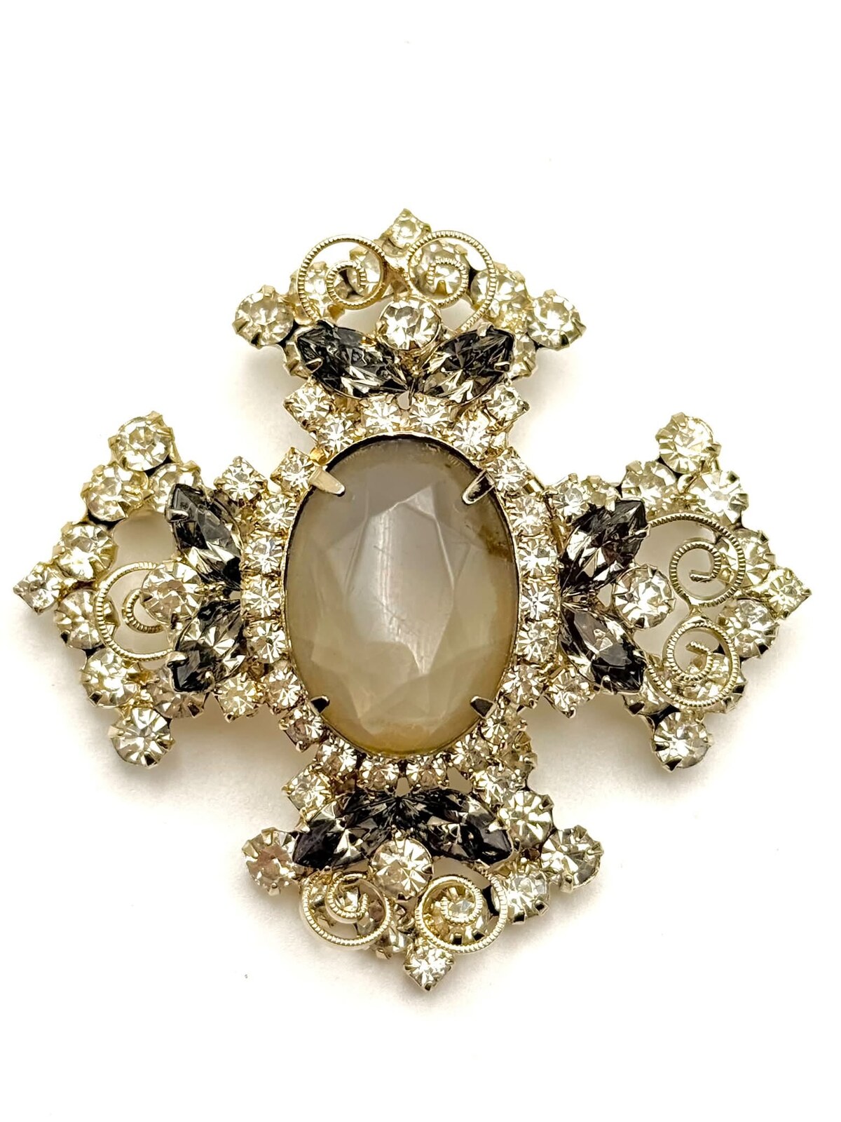 Front view of Gray (black Diamond) Oval Pin Pendant