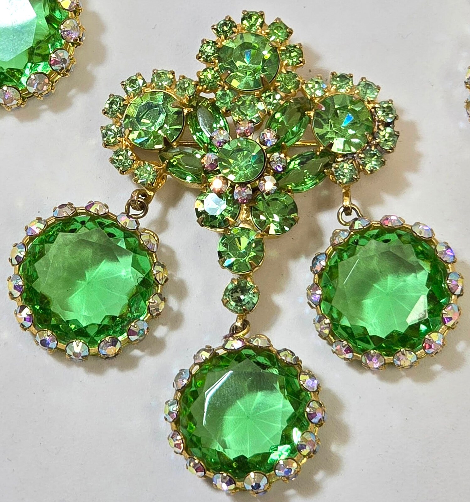 Front view of Green Dentelle Pin Pendant
