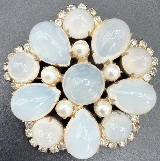 Front view of Clear Cabochons Pearl Brooch